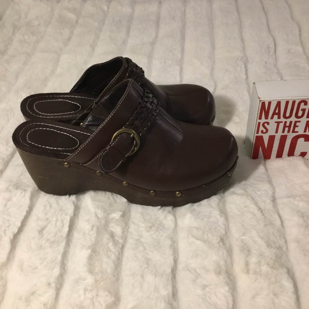 Size 9  comfy platform couple scratches still good